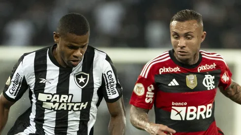 Foto: Jorge Rodrigues/AGIF - Junior Santos jogador do Botafogo disputa lance com Everton Cebolinha jogador do Flamengo durante partida no estadio Engenhao pelo campeonato Brasileiro A 2023.