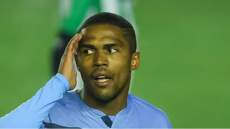 RS - Caxias do Sul - 30/06/2021 - BRASILEIRO A 2021, JUVENTUDE X GREMIO - Douglas Costa jogador do Gremio durante partida contra o Juventude no estadio Alfredo Jaconi pelo campeonato Brasileiro A 2021. Foto: Pedro H. Tesch/AGIF