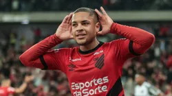 PR - CURITIBA - 02/09/2023 - BRASILEIRO A 2023, ATHLETICO-PR X ATLETICO-MG - Vitor Roque jogador do Athletico-PR comemora seu gol durante partida contra o Atletico-MG no estadio Arena da Baixada pelo campeonato Brasileiro A 2023. Foto: Robson Mafra/AGIF