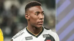 Foto: Robson Mafra/AGIF - Leo jogador do Vasco durante execucao do hino nacional antes da partida contra o Coritiba no estadio Couto Pereira pelo campeonato BRASILEIRO A 2023.