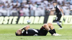 Jogador do Vasco se lamenta no gramado - Foto: Abner Dourado/AGIF