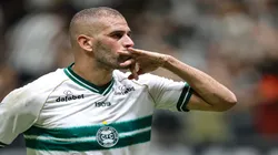 Slimani com a camisa do Coritiba - Foto: Gilson Lobo/AGIF