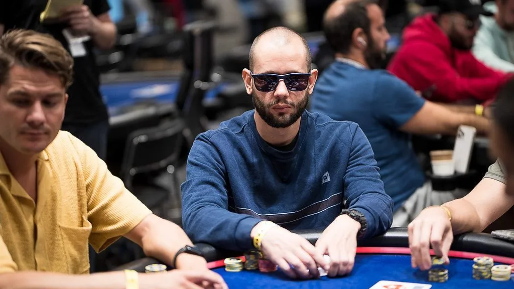 Paulo Brombim jogando torneio de poker presencial. Foto: Foto: Danny Maxwell/PokerStars