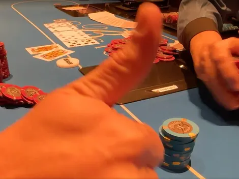 Foi sem querer? Transmissão de ‘cash game’ captura roubo de fichas