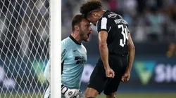 Lucas Perri e Adryelson celebrando juntos em lance pelo Botafogo. Foto: Wagner Meier/Getty Images.