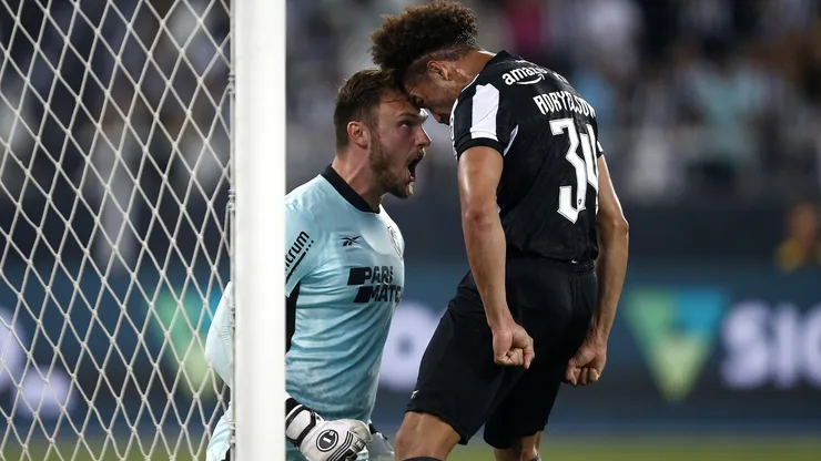 Lucas Perri e Adryelson celebrando juntos em lance pelo Botafogo. Foto: Wagner Meier/Getty Images.