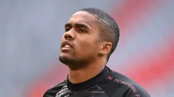 MUNICH, GERMANY - OCTOBER 24: Bayern's Douglas Costa warms up prior to the Bundesliga match between FC Bayern Muenchen and Eintracht Frankfurt at Allianz Arena on October 24, 2020 in Munich, Germany. (Photo by Lukas Barth-Tuttas - Pool/Getty Images)
