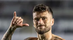 Lucas Lima jogador do Santos comemora vitoria ao final da partida contra o Botafogo-SP no estadio Vila Belmiro pelo campeonato Copa do Brasil 2023. Foto: Abner Dourado/AGIF