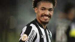 RJ - RIO DE JANEIRO - 12/08/2023 - BRASILEIRO A 2023, BOTAFOGO X INTERNACIONAL - Adryelson jogador do Botafogo comemora vitoria apos a partida contra o Internacional no estadio Engenhao pelo campeonato Brasileiro A 2023. Foto: Jorge Rodrigues/AGIF