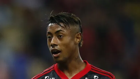 RIO DE JANEIRO, BRAZIL - NOVEMBER 11: Gabriel Barbosa talks to Bruno Henrique of Flamengo during a match between Flamengo and Bahia as part of Brasileirao 2021 at Maracana Stadium on November 11, 2021 in Rio de Janeiro, Brazil. (Photo by Wagner Meier/Getty Images)