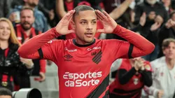 Foto: Robson Mafra/AGIF - Vitor Roque: jovem recebeu muitos elogios de dirigente do Barcelona