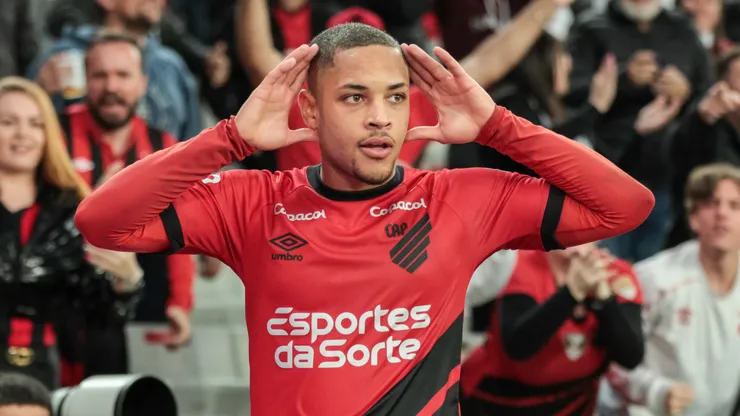 Foto: Robson Mafra/AGIF - Vitor Roque: jovem recebeu muitos elogios de dirigente do Barcelona
