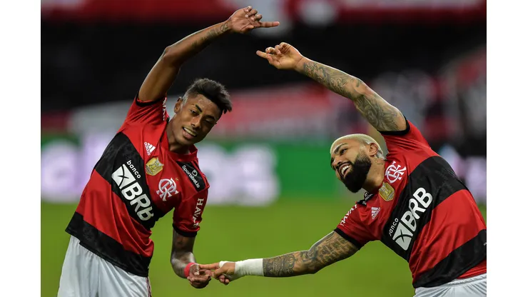 RJ - Rio de Janeiro - 29/07/2021 - COPA DO BRASIL 2021, FLAMENGO X ABC - Gabriel Barbosa jogador do Flamengo comemora seu gol com Bruno Henrique jogador da sua equipe durante partida contra o ABC no estadio Maracana pelo campeonato Copa do Brasil 2021. Foto: Thiago Ribeiro/AGIF