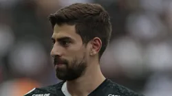 SANTOS, BRAZIL - SEPTEMBER 29: Luan Peres of Santos looks on prior a match between Santos and CSA for the Brasileirao Series A 2019 at Vila Belmiro Stadium on September 29, 2019 in Santos, Brazil. (Photo by Miguel Schincariol/Getty Images)