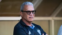 Foto: Alexandre Lago/AGIF - Helio dos Anjos, tecnico do Paysandu durante partida contra o America-RN no estadio Arena das Dunas pelo campeonato Brasileiro C 2023.