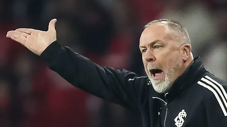 Foto: Pedro H. Tesch/AGIF - Mano Menezes tecnico do Corinthians, enquanto treinador do Internacional durante partida contra o Sao Paulo no estadio Beira-Rio pelo campeonato Brasileiro A 2022.