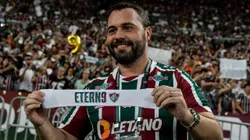 Presidente do Fluminense com torcedores ao fundo no Maracanã. Foto: Thiago Ribeiro/AGIF