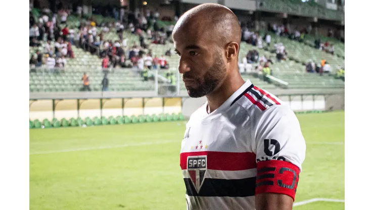 Lucas Moura com a camisa do São Paulo - Foto: Fernando Moreno/AGIF