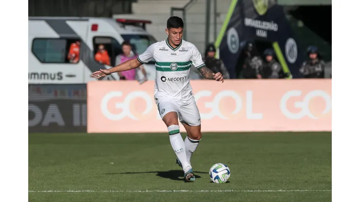Thiago Dombroski em ação pelo Coritiba Foto: Robson Mafra/AGIF