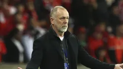 PORTO ALEGRE, BRAZIL - AUGUST 11: Mano Menezes head coach of Internacional reacts during a Copa CONMEBOL Sudamericana 2022 quarter final second leg match between Internacional and Melgar at Beira-Rio Stadium on August 11, 2022 in Porto Alegre, Brazil. (Photo by Fernando Alves/Getty Images)
