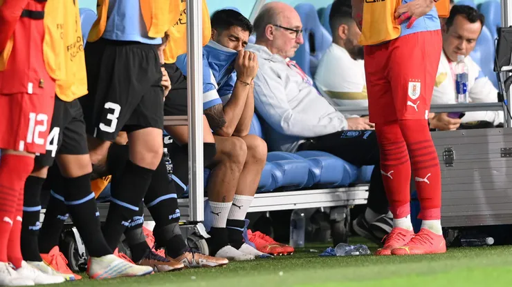 AL WAKRAH, QATAR - DECEMBER 02: Luis Suarez of Uruguay is seen on the bench during the FIFA World Cup Qatar 2022 Group H match between Ghana and Uruguay at Al Janoub Stadium on December 02, 2022 in Al Wakrah, Qatar. (Photo by Stu Forster/Getty Images)