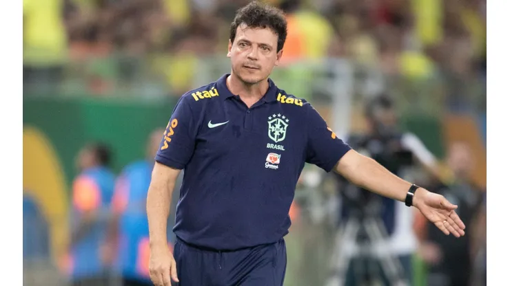 MT - CUIABA - 12/10/2023 - ELIMINATORIAS COPA DO MUNDO 2026, BRASIL X VENEZUELA - Fernando Diniz tecnico do Brasil durante partida contra o Venezuela no estadio Arena Pantanal pelo campeonato Eliminatorias Copa Do Mundo 2026. Foto: Gil Gomes/AGIF