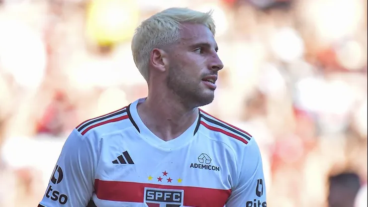 Foto: Thiago Ribeiro/AGIF - Calleri jogador do Sao Paulo durante partida contra o Flamengo no estadio Maracana pelo campeonato Copa do Brasil 2023.