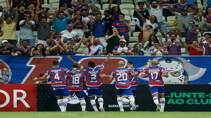 Time do Fortaleza comemorando um gol - Foto: Pedro Chaves/AGIFCE - FORTALEZA - 24/05/2023 - COPA SUL-AMERICANA 2023, FORTALEZA X SAN LORENZO - Romero do Fortaleza comemora seu gol com jogadores do seu time durante partida contra o San Lorenzo no estadio Arena Castelao pelo campeonato Copa Sul-Americana 2023. Foto: Pedro Chaves/AGIF