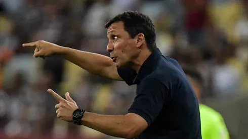 Foto: Thiago Ribeiro/AGIF - Ze Ricardo tecnico do Cruzeiro durante partida contra o Fluminense no estadio Maracana pelo campeonato Brasileiro A 2023.