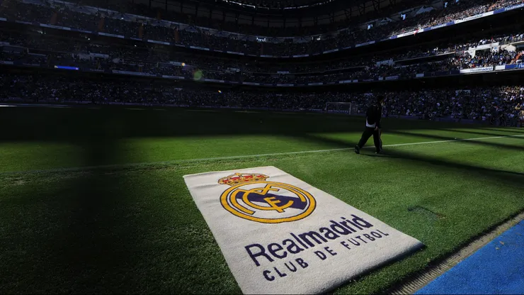 MADRID, SPAIN - MARCH 22: The Real Madrid emblem is seen before the start of the La Liga match between Real Madrid and UD Almeria at the Santiago Bernabeu stadium on March 22, 2009 in Madrid, Spain. (Photo by Denis Doyle/Getty Images)