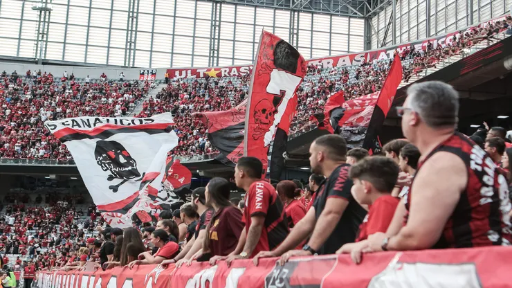 Torcida do Athletico Paranaense - Foto: Robson Mafra/AGIF