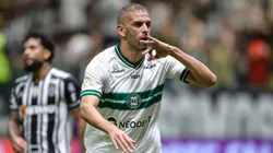 Slimani jogador do Coritiba comemora seu gol durante partida contra o Atletico-MG no estadio Arena MRV pelo campeonato Brasileiro A 2023. Foto: Gilson Lobo/AGIF
