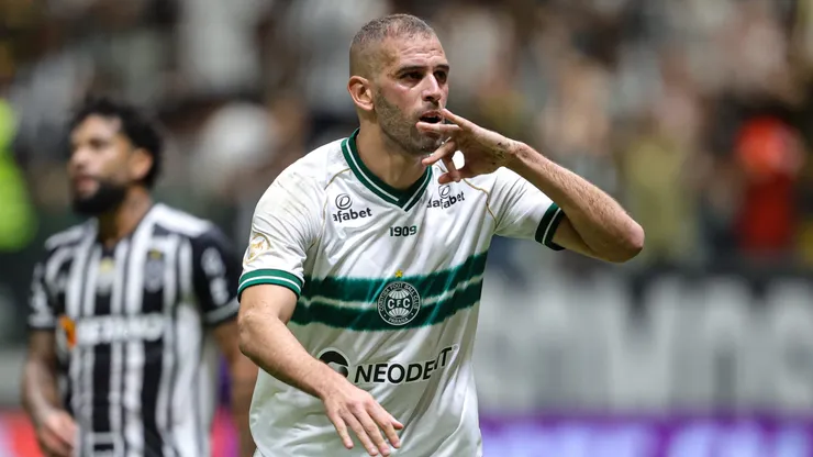 Slimani jogador do Coritiba comemora seu gol durante partida contra o Atletico-MG no estadio Arena MRV pelo campeonato Brasileiro A 2023. Foto: Gilson Lobo/AGIF