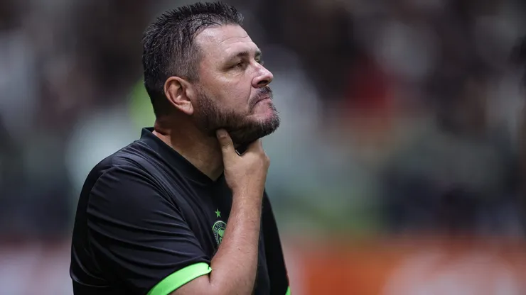 MG - BELO HORIZONTE - 08/10/2023 - BRASILEIRO A 2023, ATLETICO-MG X CORITIBA - Thiago Kosloski tecnico do Coritiba durante partida contra o Atletico-MG no estadio Arena MRV pelo campeonato Brasileiro A 2023. Foto: Gilson Lobo/AGIF