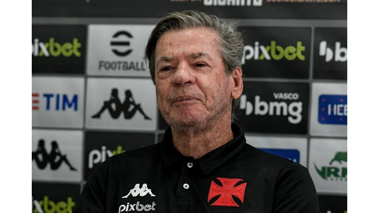 RJ - Rio de Janeiro - 18/07/2022 - VASCO, ALEX TEIXEIRA - O presidente Jorge Salgado fala aos jornalistas durante apresentacao oficial de Alex Teixeira como jogador do Vasco em coletiva de imprensa realizada no CT Moacyr Barbosa. Foto: Thiago Ribeiro/AGIF