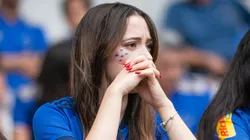 Foto: Fernando Moreno/AGIF - Torcedora cruzeirense no estádio apreensiva