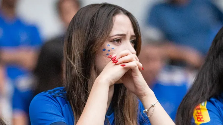 Foto: Fernando Moreno/AGIF - Torcedora cruzeirense no estádio apreensiva