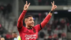 PR - CURITIBA - 16/07/2023 - BRASILEIRO A 2023, ATHLETICO-PR X BAHIA - Vitor Roque jogador do Athletico-PR comemora seu gol durante partida contra o Bahia no estadio Arena da Baixada pelo campeonato Brasileiro A 2023. Foto: Robson Mafra/AGIF