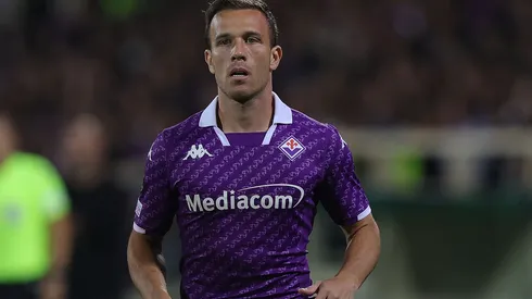 Arthur atualmente defende a Fiorentina, mas recebeu proposta do Fluminense