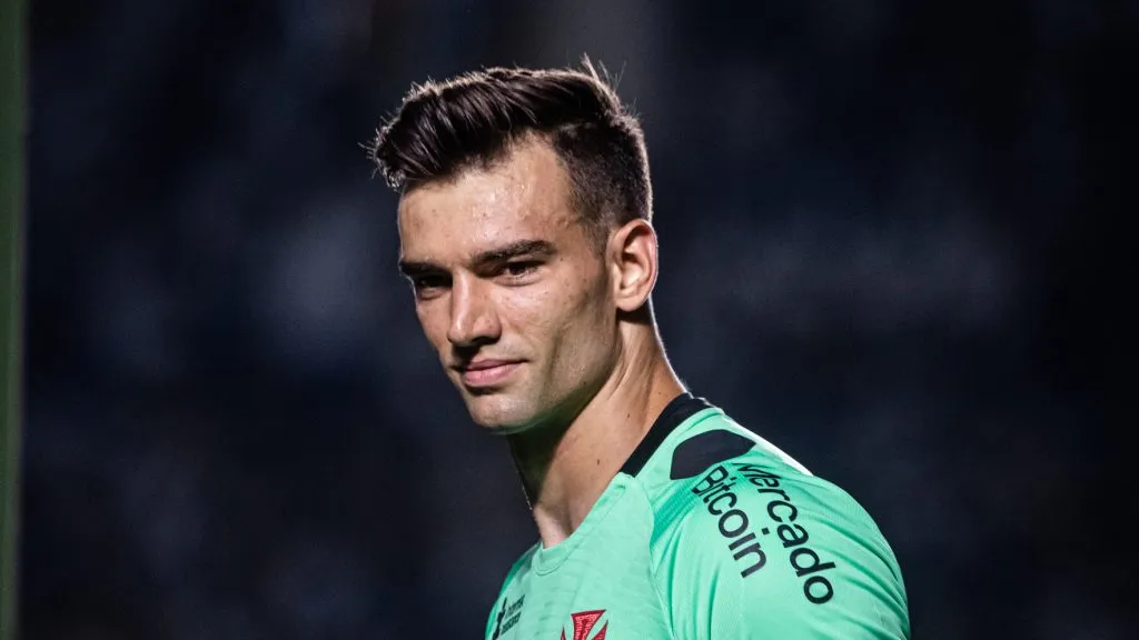 Léo Jardim vira notícia em situação crítica entre Vasco e FIFA