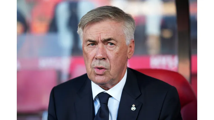Carlo Ancelotti observa jogo do Real Madrid (Photo by Alex Caparros/Getty Images)