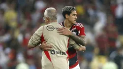 RIO DE JANEIRO, BRAZIL - AUGUST 13: Pedro of Flamengo hugs with Dorival Junior coach of Sao Paulo after the match between Flamengo and Sao Paulo as part of Brasileirao 2023 at Maracana Stadium on August 13, 2023 in Rio de Janeiro, Brazil. (Photo by Wagner Meier/Getty Images)