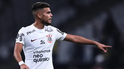 No Corinthians, Mano dá maior atenção a Fausto Vera durante Data FIFA. Foto: Ettore Chiereguini/AGIF