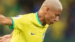 MT - CUIABA - 12/10/2023 - ELIMINATORIAS COPA DO MUNDO 2026, BRASIL X VENEZUELA - Richarlison, jogador do Brasil disputa lance com jogador do Venezuela durante partida no estadio Arena Pantanal pelo campeonato Eliminatorias Copa Do Mundo 2026. Foto: Gil Gomes/AGIF