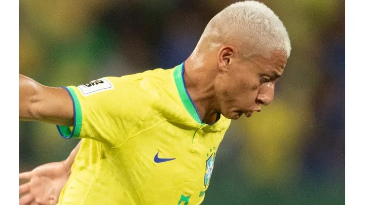 MT - CUIABA - 12/10/2023 - ELIMINATORIAS COPA DO MUNDO 2026, BRASIL X VENEZUELA - Richarlison, jogador do Brasil disputa lance com jogador do Venezuela durante partida no estadio Arena Pantanal pelo campeonato Eliminatorias Copa Do Mundo 2026. Foto: Gil Gomes/AGIF