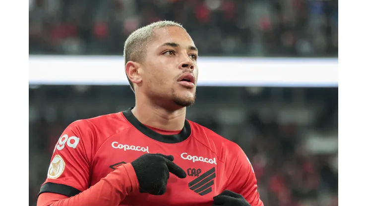 Robson Mafra/AGIF. Vitor Roque tem previsão de retorno atualizada no Athletico-PR