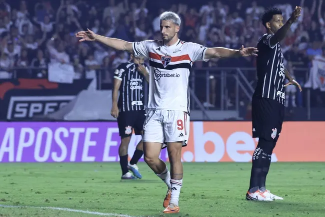 Calleri, centroavante do São Paulo - Foto: Marcello Zambrana/AGIF