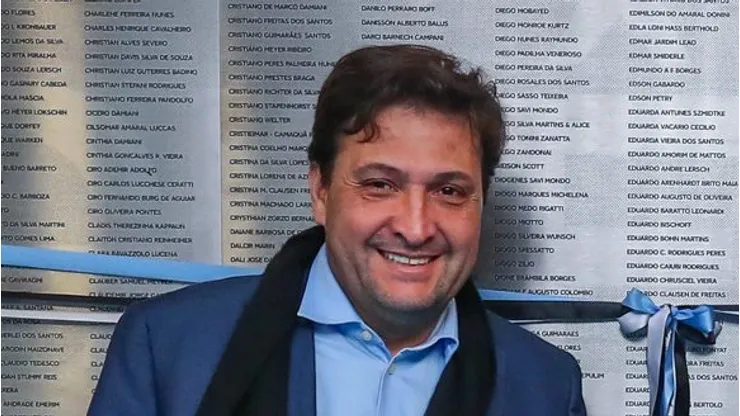 RS - FUTEBOL/ GREMIO 2023 - ESPORTES - Presidente do Gremio Alberto Guerra inaugura, junto aos socios, placas em homenagem aos sócios adimplentes durante o período da pandemia. FOTO: LUCAS UEBEL/GREMIO FBPA
