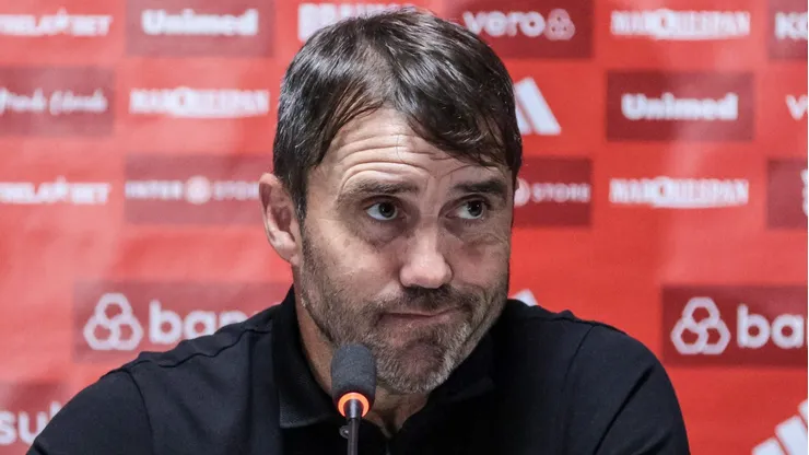 Foto: Robson Mafra/AGIF - Eduardo Coudet tecnico do Internacional durante entrevista coletiva apos a partida contra o Athletico-PR no estadio Arena da Baixada pelo campeonato Brasileiro A 2023.