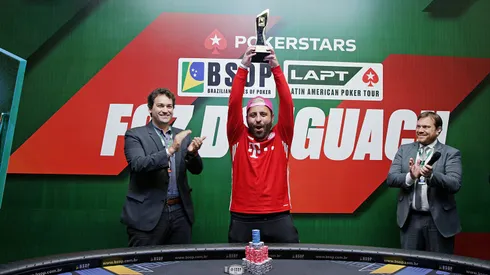 Guilherme Schreiber levantou troféu de campeão do BSOP (Foto: Reprodução/BSOP)